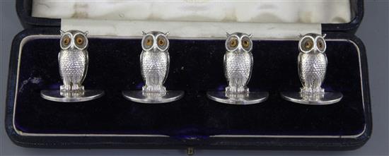 A matched cased set of four Edwardian novelty silver owl menu holders, 32mm.